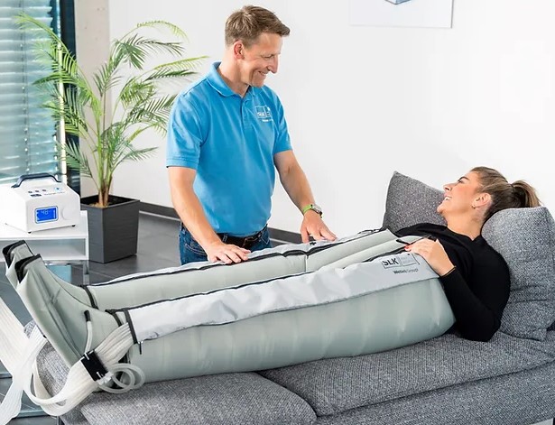 Lymphdrainage-Anwendung für apparative intermittierende Kompression bei Lymphödem